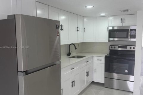 Condominio en venta en Hialeah, Florida, 2 dormitorios, 76.64 m2 № 1891924 - foto 7