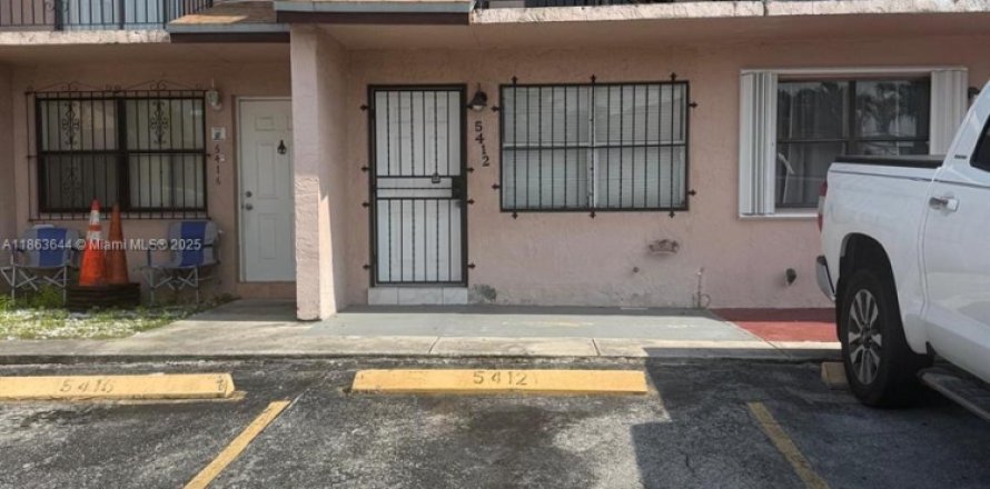 Condominio en Hialeah, Florida, 2 dormitorios  № 1891924