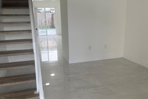 Condominio en venta en Hialeah, Florida, 2 dormitorios, 76.64 m2 № 1891924 - foto 10