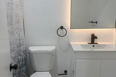 Condominio en venta en Hialeah, Florida, 2 dormitorios, 76.64 m2 № 1891924 - foto 4