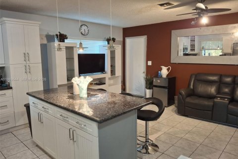 House in Sunrise, Florida 3 bedrooms, 165.37 sq.m. № 2021814 - photo 19