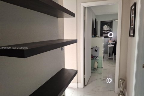 House in Sunrise, Florida 3 bedrooms, 165.37 sq.m. № 2021814 - photo 7