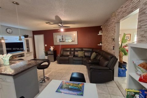 House in Sunrise, Florida 3 bedrooms, 165.37 sq.m. № 2021814 - photo 12