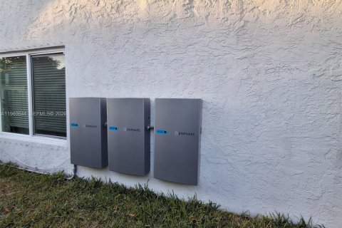 House in Sunrise, Florida 3 bedrooms, 165.37 sq.m. № 2021814 - photo 28