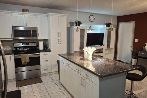 House in Sunrise, Florida 3 bedrooms, 165.37 sq.m. № 2021814 - photo 13