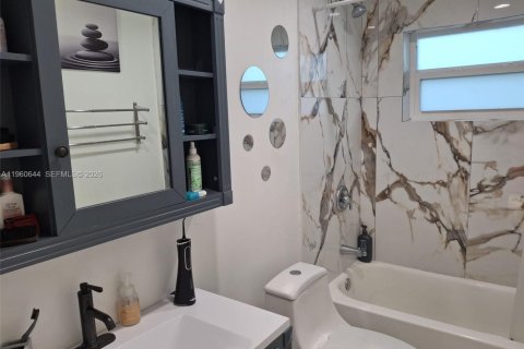 House in Sunrise, Florida 3 bedrooms, 165.37 sq.m. № 2021814 - photo 9