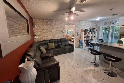 House in Sunrise, Florida 3 bedrooms, 165.37 sq.m. № 2021814 - photo 21