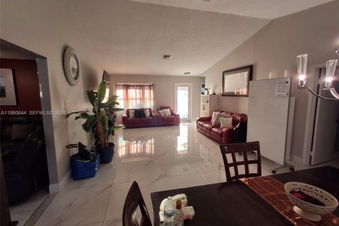 House in Sunrise, Florida 3 bedrooms, 165.37 sq.m. № 2021814 - photo 22