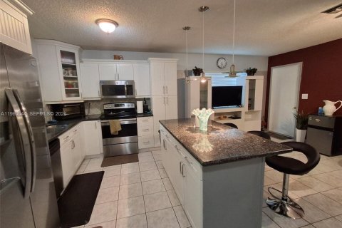 House in Sunrise, Florida 3 bedrooms, 165.37 sq.m. № 2021814 - photo 14