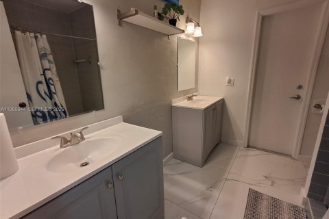 House in Sunrise, Florida 3 bedrooms, 165.37 sq.m. № 2021814 - photo 5