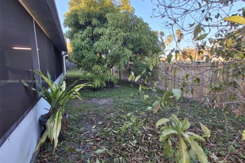 House in Sunrise, Florida 3 bedrooms, 165.37 sq.m. № 2021814 - photo 24