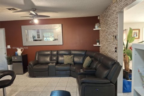 House in Sunrise, Florida 3 bedrooms, 165.37 sq.m. № 2021814 - photo 18