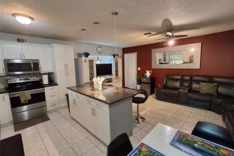 House in Sunrise, Florida 3 bedrooms, 165.37 sq.m. № 2021814 - photo 16