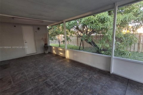 House in Sunrise, Florida 3 bedrooms, 165.37 sq.m. № 2021814 - photo 25