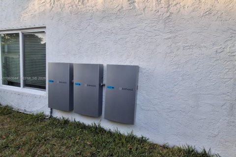 House in Sunrise, Florida 3 bedrooms, 165.37 sq.m. № 2021814 - photo 29