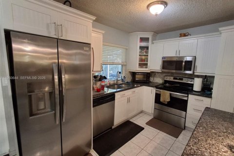 House in Sunrise, Florida 3 bedrooms, 165.37 sq.m. № 2021814 - photo 23