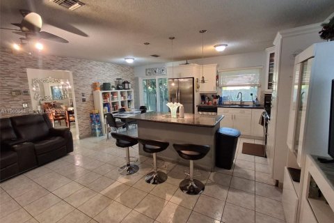 House in Sunrise, Florida 3 bedrooms, 165.37 sq.m. № 2021814 - photo 15