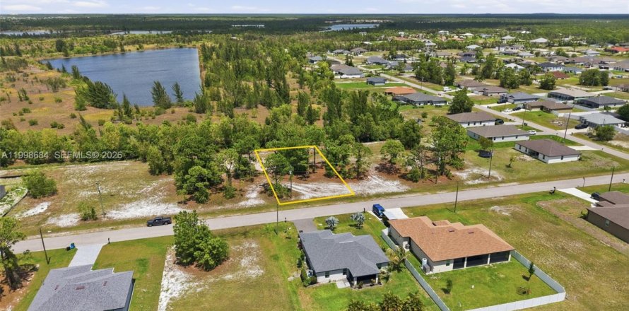 Земельный участок в Кейп-Корал, Флорида № 2060877