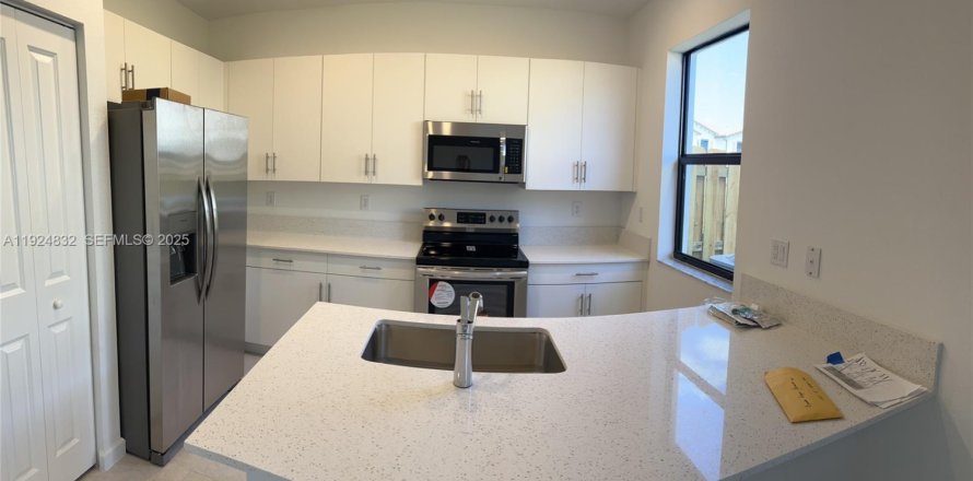 Townhouse in Homestead, Florida 3 bedrooms, 123.65 sq.m. № 1994548