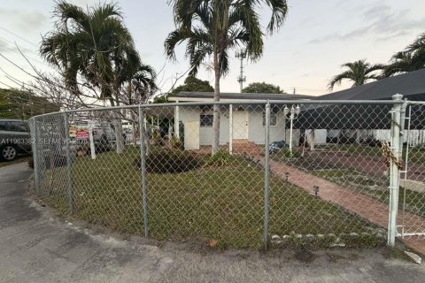 Villa ou maison à vendre à Hialeah, Floride: 3 chambres № 2081015 - photo 2
