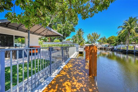 Villa ou maison à vendre à Oakland Park, Floride: 3 chambres, 230.86 m2 № 2244487 - photo 3