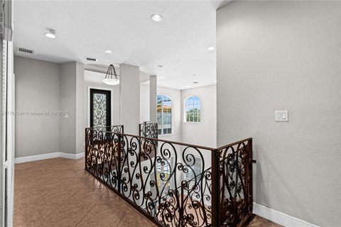 House in Miami, Florida 5 bedrooms, 291.43 sq.m. № 1862399 - photo 10
