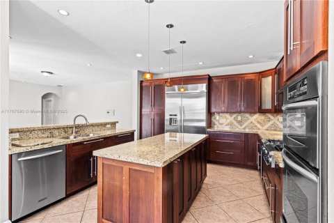 House in Miami, Florida 5 bedrooms, 291.43 sq.m. № 1862399 - photo 7
