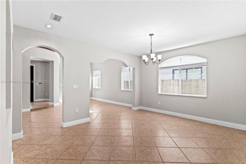 House in Miami, Florida 5 bedrooms, 291.43 sq.m. № 1862399 - photo 4