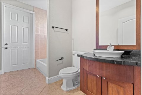 House in Miami, Florida 5 bedrooms, 291.43 sq.m. № 1862399 - photo 25