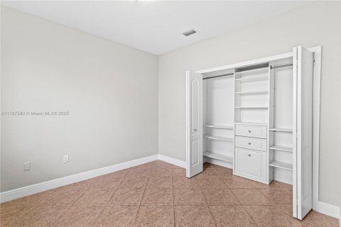 House in Miami, Florida 5 bedrooms, 291.43 sq.m. № 1862399 - photo 24
