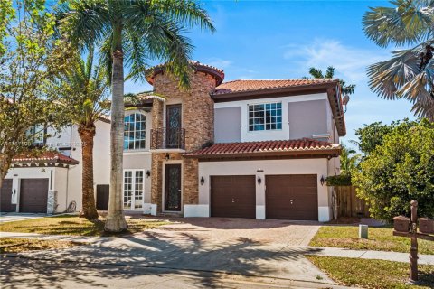 House in Miami, Florida 5 bedrooms, 291.43 sq.m. № 1862399 - photo 1