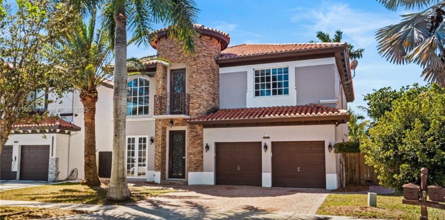 House in Miami, Florida 5 bedrooms, 291.43 sq.m. № 1862399