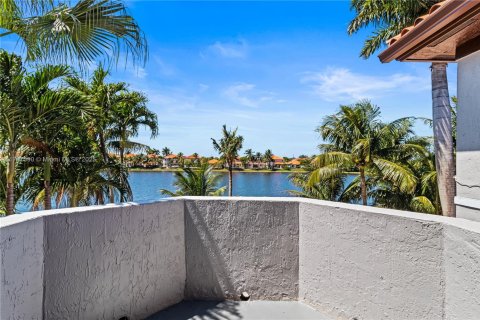 House in Miami, Florida 5 bedrooms, 291.43 sq.m. № 1862399 - photo 14