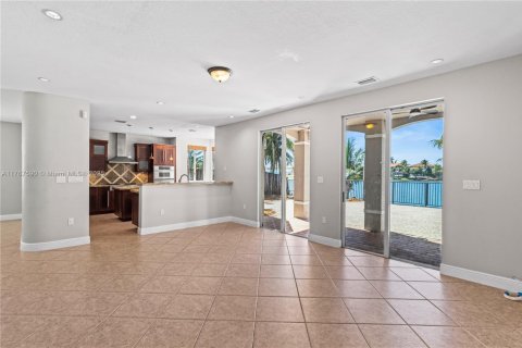 House in Miami, Florida 5 bedrooms, 291.43 sq.m. № 1862399 - photo 9