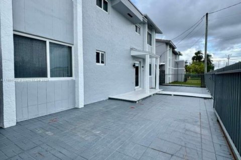 Villa ou maison à vendre à Miami, Floride: 3 chambres, 158.86 m2 № 2055144 - photo 3