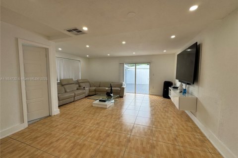 Villa ou maison à vendre à Miami, Floride: 3 chambres, 158.86 m2 № 2055144 - photo 6