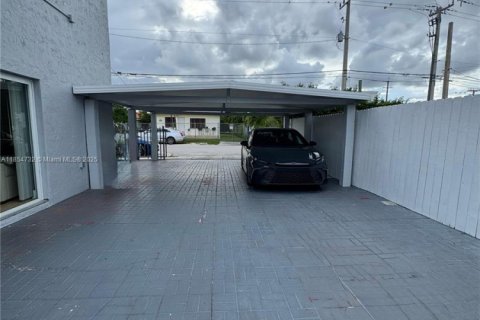 Villa ou maison à vendre à Miami, Floride: 3 chambres, 158.86 m2 № 2055144 - photo 5