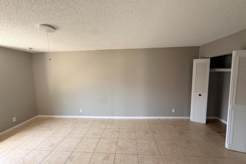 Condo in West Palm Beach, Florida, 2 bedrooms № 2246937 - photo 17