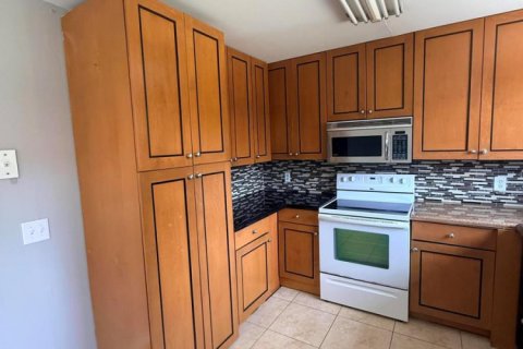 Condo in West Palm Beach, Florida, 2 bedrooms № 2246937 - photo 7