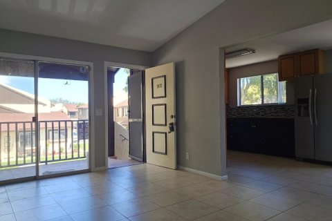 Condo in West Palm Beach, Florida, 2 bedrooms № 2246937 - photo 6