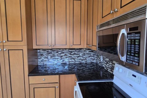 Condo in West Palm Beach, Florida, 2 bedrooms № 2246937 - photo 8
