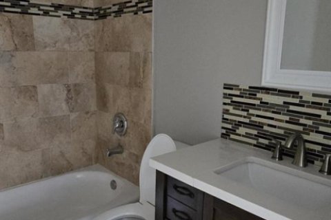 Condo in West Palm Beach, Florida, 2 bedrooms № 2246937 - photo 12