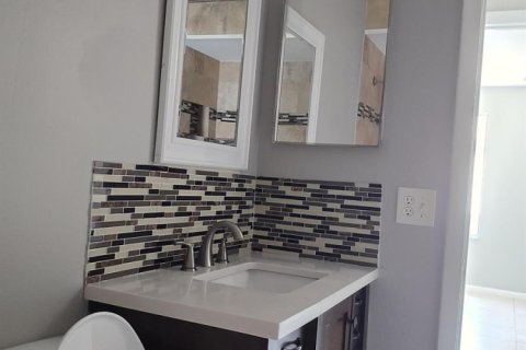 Condo in West Palm Beach, Florida, 2 bedrooms № 2246937 - photo 14