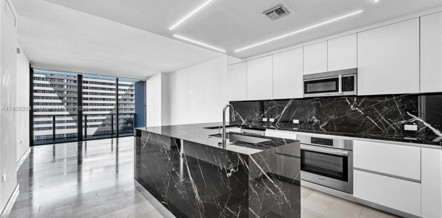 Condo in Miami, Florida, 3 bedrooms № 1964816