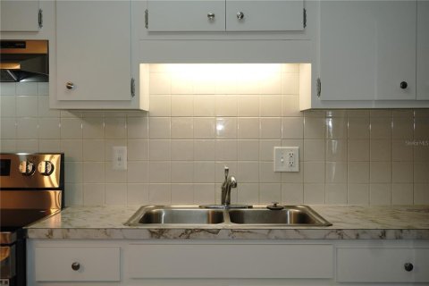 Condo in Holiday, Florida, 1 bedroom № 2375711 - photo 13