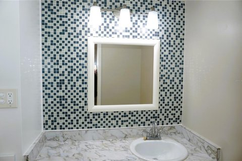 Condo in Holiday, Florida, 1 bedroom № 2375711 - photo 21