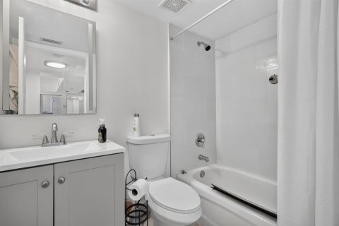 Condominio en venta en Hollywood, Florida, 2 dormitorios, 89.19 m2 № 2180682 - foto 17