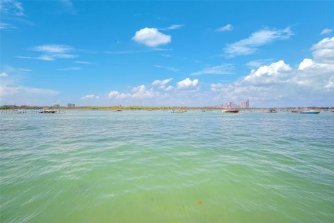 Copropriété à vendre à Bay Harbor Islands, Floride: 1 chambre, 88.26 m2 № 2010524 - photo 24