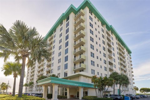 Copropriété à vendre à Bay Harbor Islands, Floride: 1 chambre, 88.26 m2 № 2010524 - photo 2