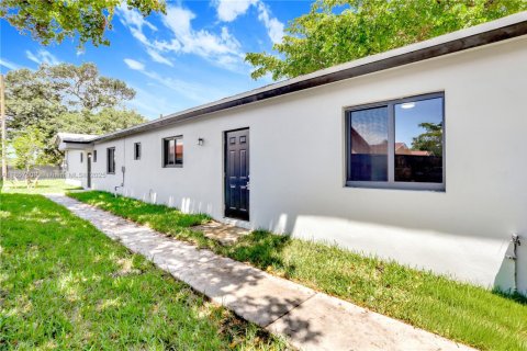 Villa ou maison à louer à Pompano Beach, Floride: 4 chambres, 141.95 m2 № 1882235 - photo 2